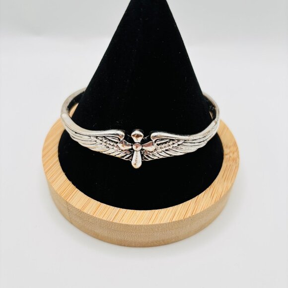 Silver Tone Angel Wings Bangle Bracelet Serenity Prayer Engraved Inspirational - Picture 1 of 6